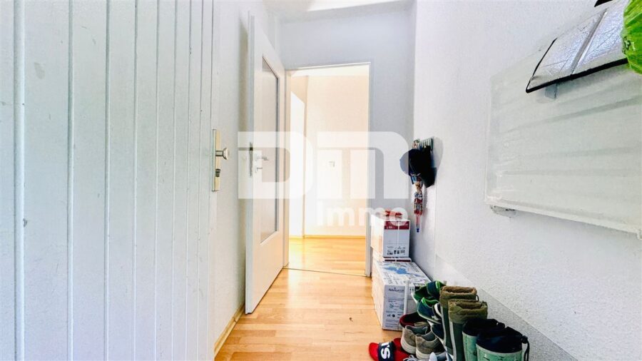 Umfangreich sanierte 4-Zimmerwohnung im EG mit Balkon in hervorragender Wohnlage - Windfang